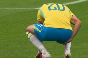 刚刚开场1分钟!帕奎塔拼抢后蹲地捂着大腿后侧,随后继续比赛